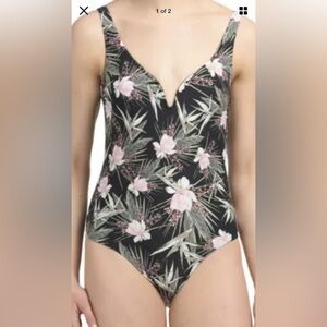 Nip Tuck Swim Black Fern Guly Floral Maevis Multifit One Piece Swimsuit Size 6
